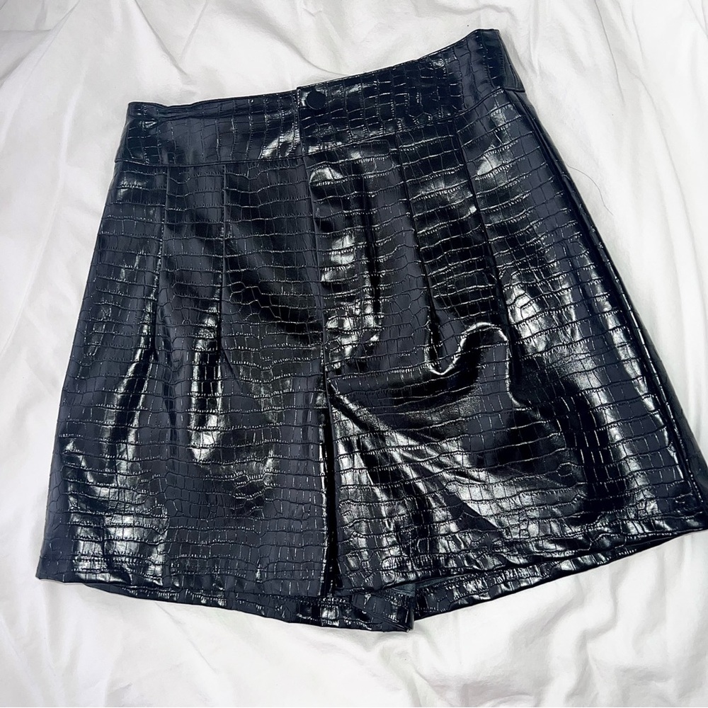 NWOT PrettyLittleThing Black Croc Faux Leather Pleat Detail High Waisted Shorts - Picture 8 of 16